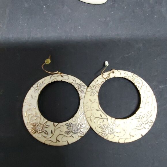 Vintage Dangling Cream & Gold Floral Hoop Earrings - Picture 3 of 4